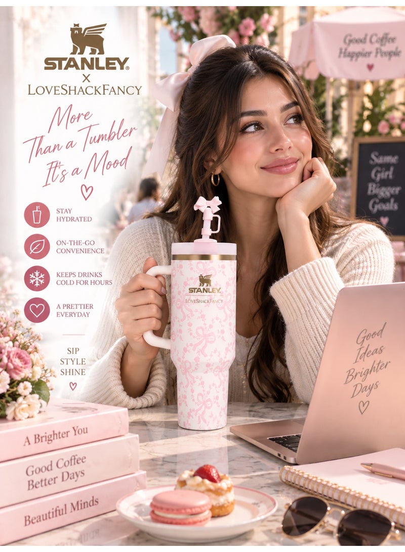 ستانلي × لوف شاك فانسي Holiday Quencher H2.0 FlowState سعة 40 أونصة – كوب ستانلس ستيل بعزل حراري مزدوج، مقبض، غطاء 3 وضعيات، شفاطة قابلة لإعادة الاستخدام وزينة فيونكة – وردي - Image 2