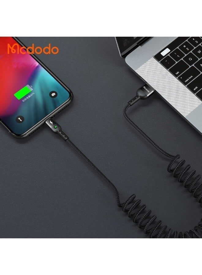 مكدودو كابل بيانات CA-641 Lightning بطول 1.8 متر، تصميم حلزوني مرن مضفر من النايلون وهيكل قوي من الألومنيوم، شحن سريع QC4.0/3.0 بقوة 2 أمبير، متوافق مع أجهزة iPhone وباور بانك، مؤشر حالة الشحن LED ودعم مزامنة البيانات، متين وخالٍ من التشابك. - Image 2