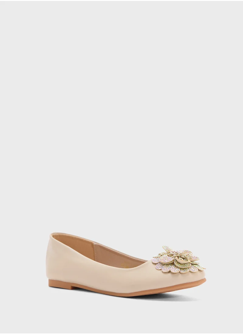 ايلا Oversized Diamante Floral Trim Ballerina