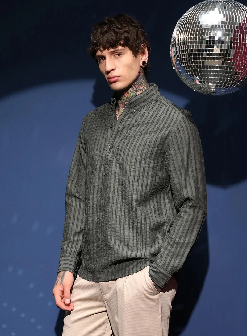 Campus Sutra Campus Sutra Men's Army Green Edge-Lined Half-Placket Shirt For Casual Wear | Spread Collar | Long Cuffed Sleeves | Half-Button Closure | Shirt Crafted With Comfort Fit For Everyday Wear