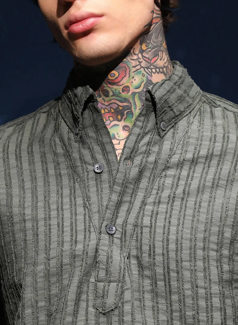 Campus Sutra Campus Sutra Men's Army Green Edge-Lined Half-Placket Shirt For Casual Wear | Spread Collar | Long Cuffed Sleeves | Half-Button Closure | Shirt Crafted With Comfort Fit For Everyday Wear