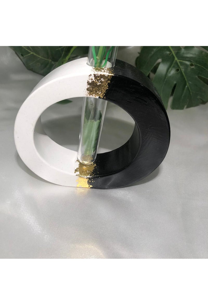 قطعه ديكورية مميزة مصنوعه من الكونكريت على شكل دائرة مفرغه لحمل الزهور