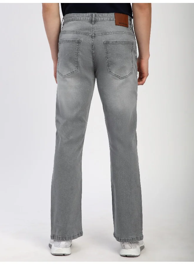 بيونغ جينز رجالي بقصة واسعة ودرجة رمادي فاتح مع تفاصيل الشارب