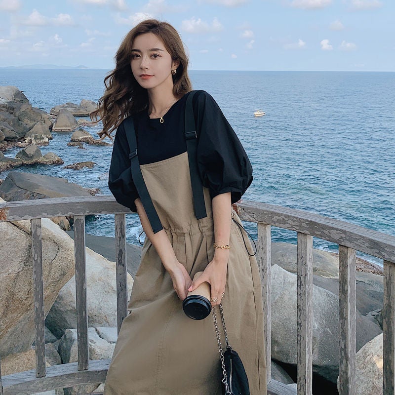 Casual Hong Kong style dress suit 2023 new retro tooling suspender skirt puff sleeve top two-piece set for women Khaki suspender skirt + black top [two-piece set]]