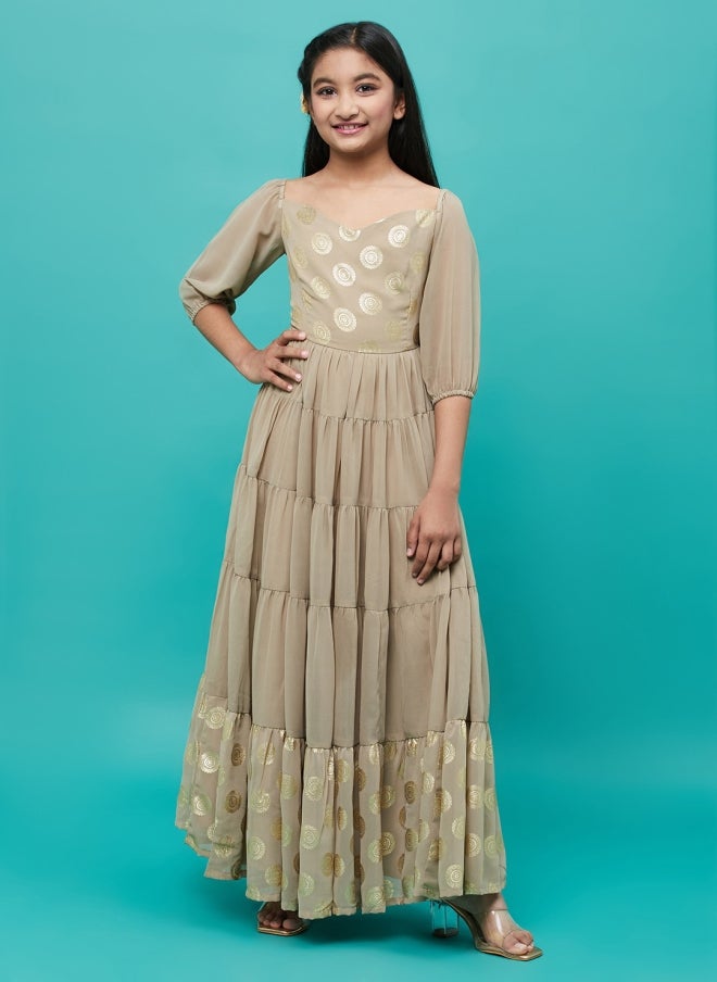 أيه كيه إس فستان ماكسي بنقش عرقي بيج للبنات - Image 1