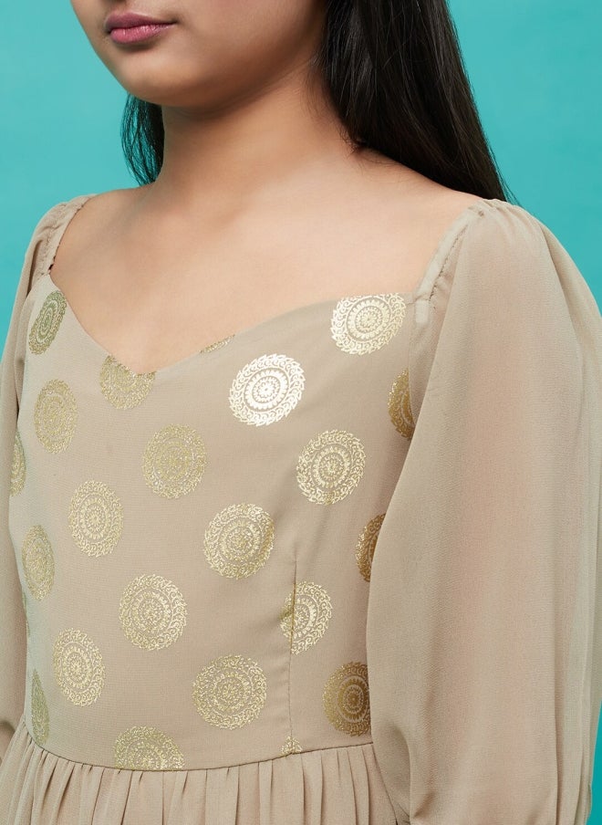 أيه كيه إس فستان ماكسي بنقش عرقي بيج للبنات - Image 2