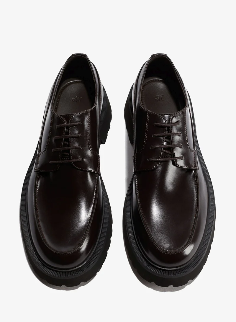 اتش اند ام حذاء رياضي بنعل سميك