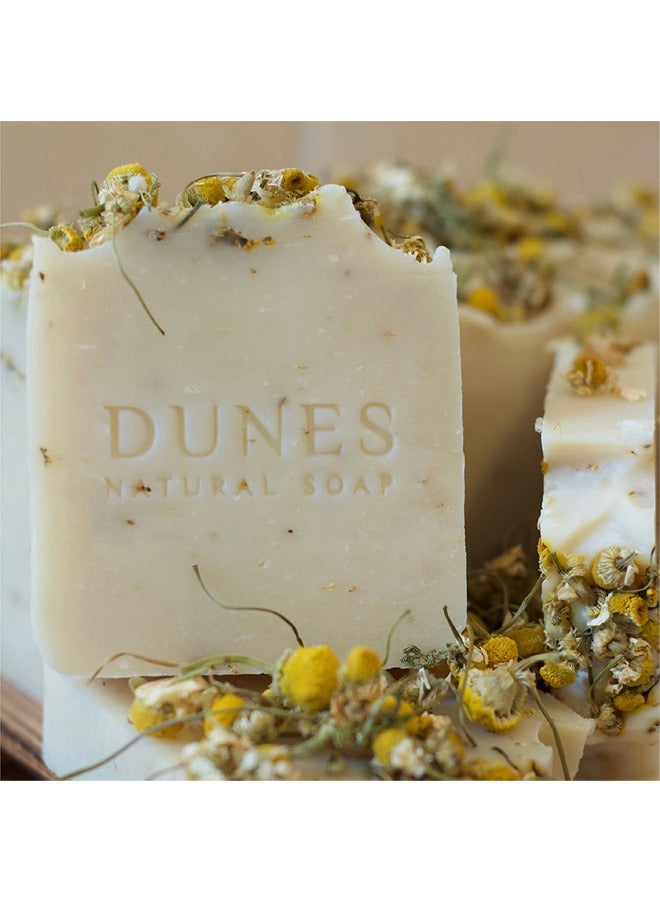 ديونز ناتشورال سوب صابونة البابونج من ديونز المصنوعة يدويًا ترطب البشرة، وتخفف الندبات وتعمل على التئامها. إنه الخيار الأمثل لتهدئة بشرتك! - Image 4