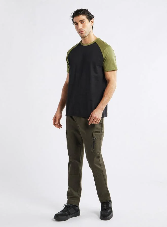 سبلاش فيڤ تيشيرت بقوالب ملوّنة وياقة ضيّقة وأكمام مغايرة