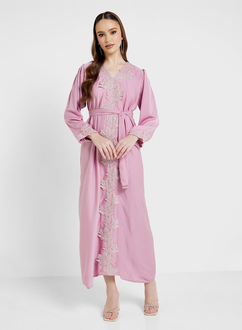 هيا كلوزيت جلابية مطرزة بحزام - Image 4