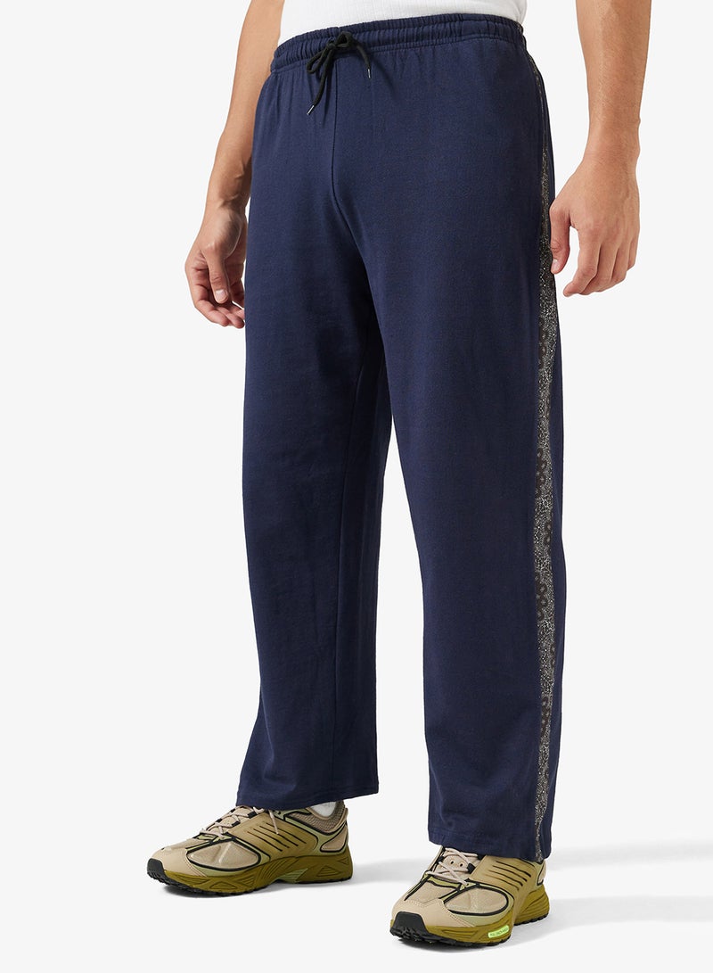 سفنتي فايف بيسيكس بنطلون رياضي مخطط بنمط باندانا بقصة مريحة - Image 1