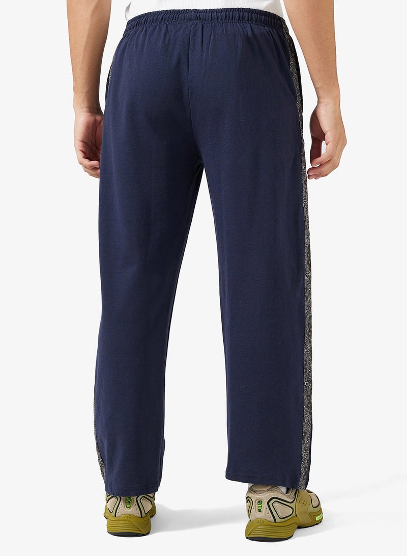 سفنتي فايف بيسيكس بنطلون رياضي مخطط بنمط باندانا بقصة مريحة - Image 3