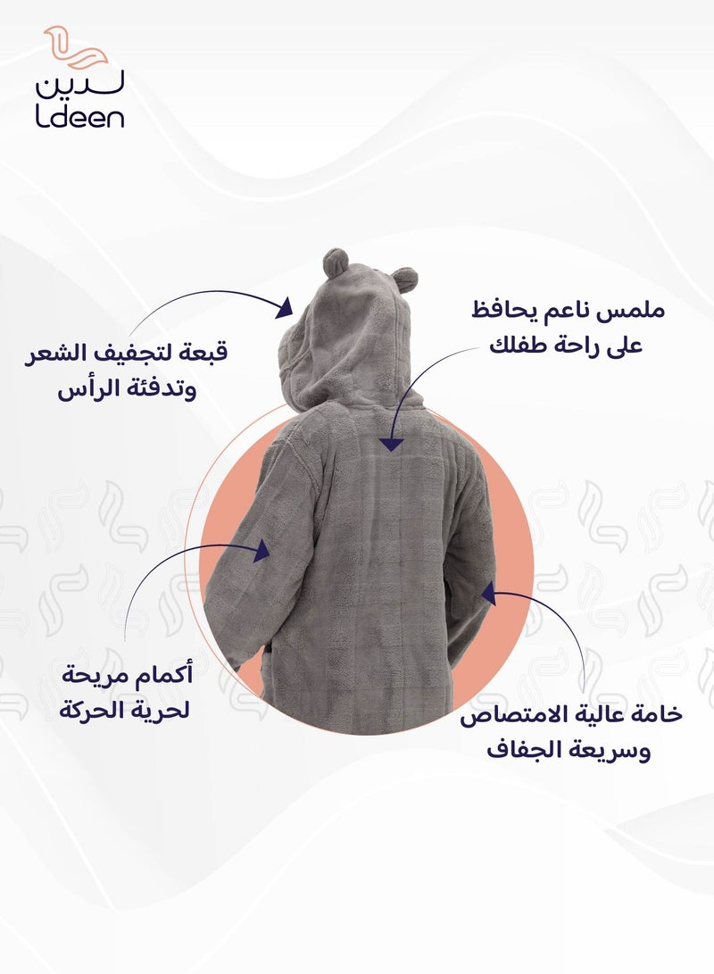 لدين روب أطفال باللون السماوي ناعم على البشرة ويمتص الماء بسرعة بتصميم أنيق وعملي وآمن مناسب للسفر و الاستخدام اليومي  ليمنح طفلك راحة وأناقة بعد الاستحمام. - Image 3