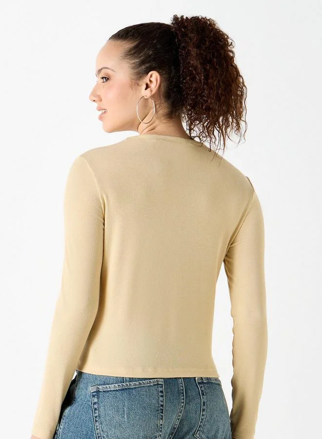 لي كوبر تيشيرت مضلع بأكمام طويلة وزر إغلاق