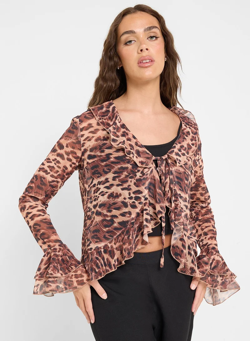 جينجر بلوزة بطبعات جلد الفهد وتفاصيل مكشكشة
