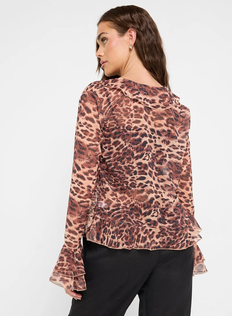 جينجر بلوزة بطبعات جلد الفهد وتفاصيل مكشكشة