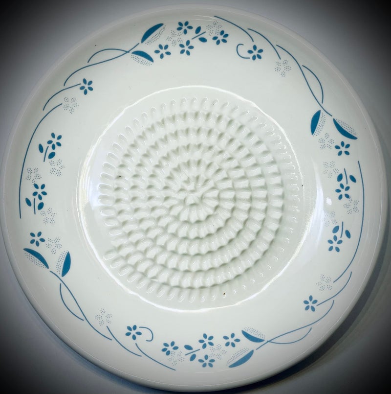 BonCera, All-in-one Premium Ceramic Garlic Grater Plate 4-Piece Set - Classic Flower Line on White Design - For Garlic, Ginger, Chocolate, and more! - Comes with 5.25" Plate, Peeler, Brush, and Stand - Image 3