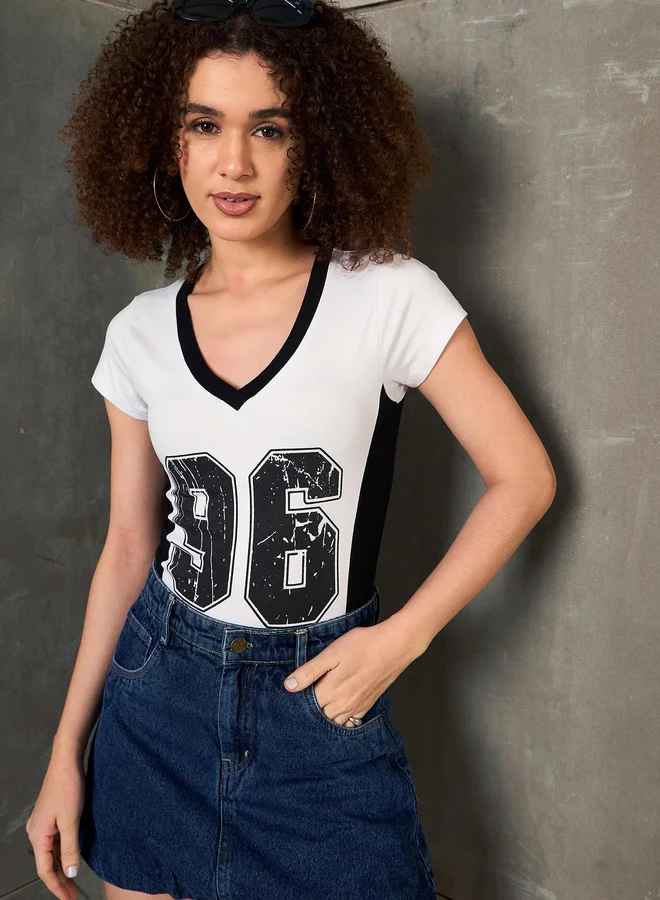 ساسافراس Sassafras White Contrast Panel 96 Print V Neck Fitted T-Shirt