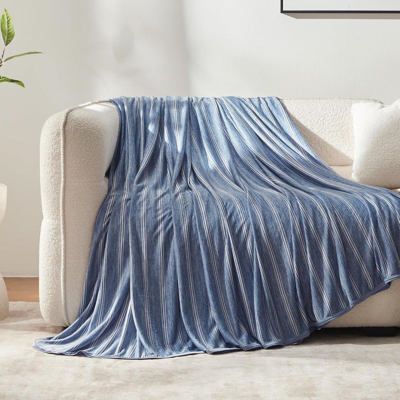 SLEEP ZONE بطانية تبريد من نانوتكس من سلسلة للأشخاص الذين يعانون من الحرارة أثناء النوم، بطانية ذات وجهين للاستخدام على الأريكة والسرير، تساعد على الحفاظ على البرودة أثناء التعرق الليلي (لون أزرق، مقاس 90''x90'') - Image 1