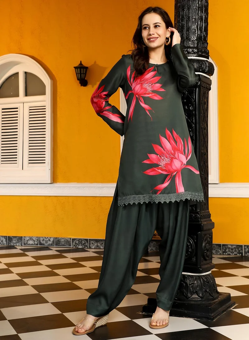  قصة Qissa Women's Emerald Green Wildflower-Block Imprint Kurta Set For Ethnic Wear | Round Neck, Long Sleeve, Straight Hem | Floral Print Plain Fabric | 2 Piece Kurta Set Designed For Casual & Daily Wear