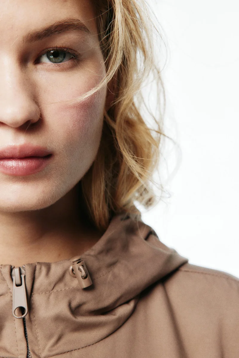 اتش اند ام جاكيت واقي من الرياح بغطاء للرأس