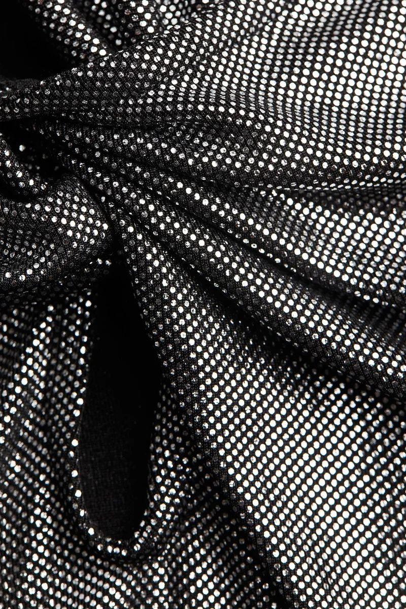 اتش اند ام بلوزة لامعة مزيّنة بتفاصيل ملفوفة