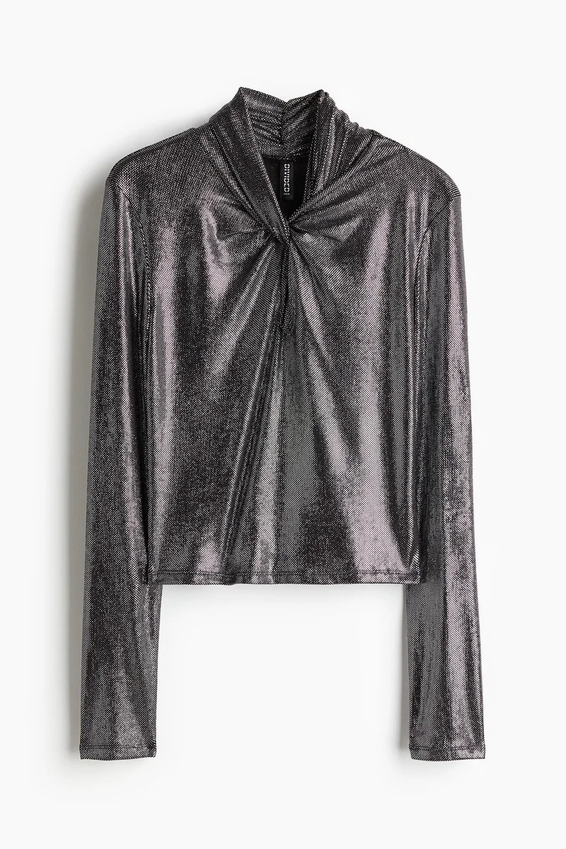 اتش اند ام بلوزة لامعة مزيّنة بتفاصيل ملفوفة