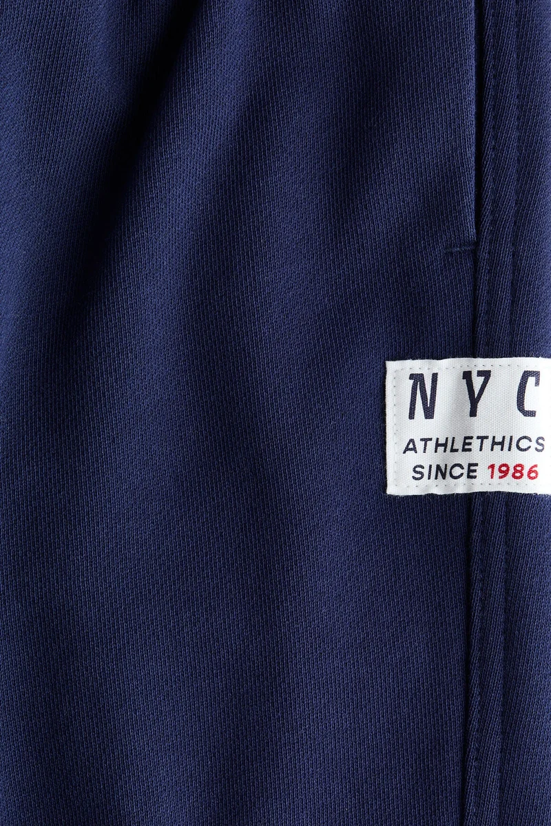 اتش اند ام بنطلون رياضي مزيّن بطبعة