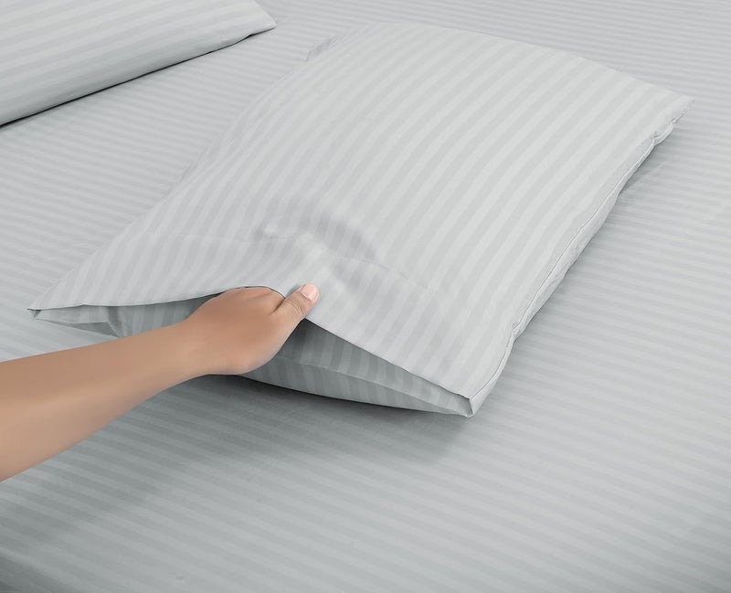 ROYALE LINENS طقم شراشف كال كينج 4 قطع من رويال لينينز - مايكروفايبر ناعم - 1 شرشف مجهز، 1 شرشف مسطح، 2 كيس وسادة - مقاوم للتجعد والبهتان - شراشف فندقية فاخرة (فضي مخطط، كال كينج) - Image 4