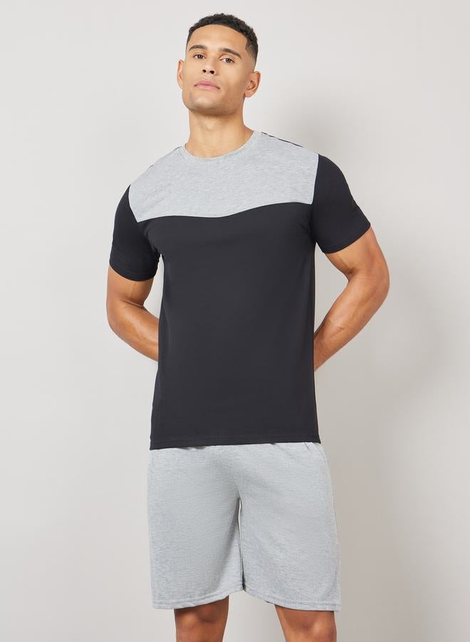 ستايلي طقم تي شيرت مخطط وشورت برباط سادة - Image 2