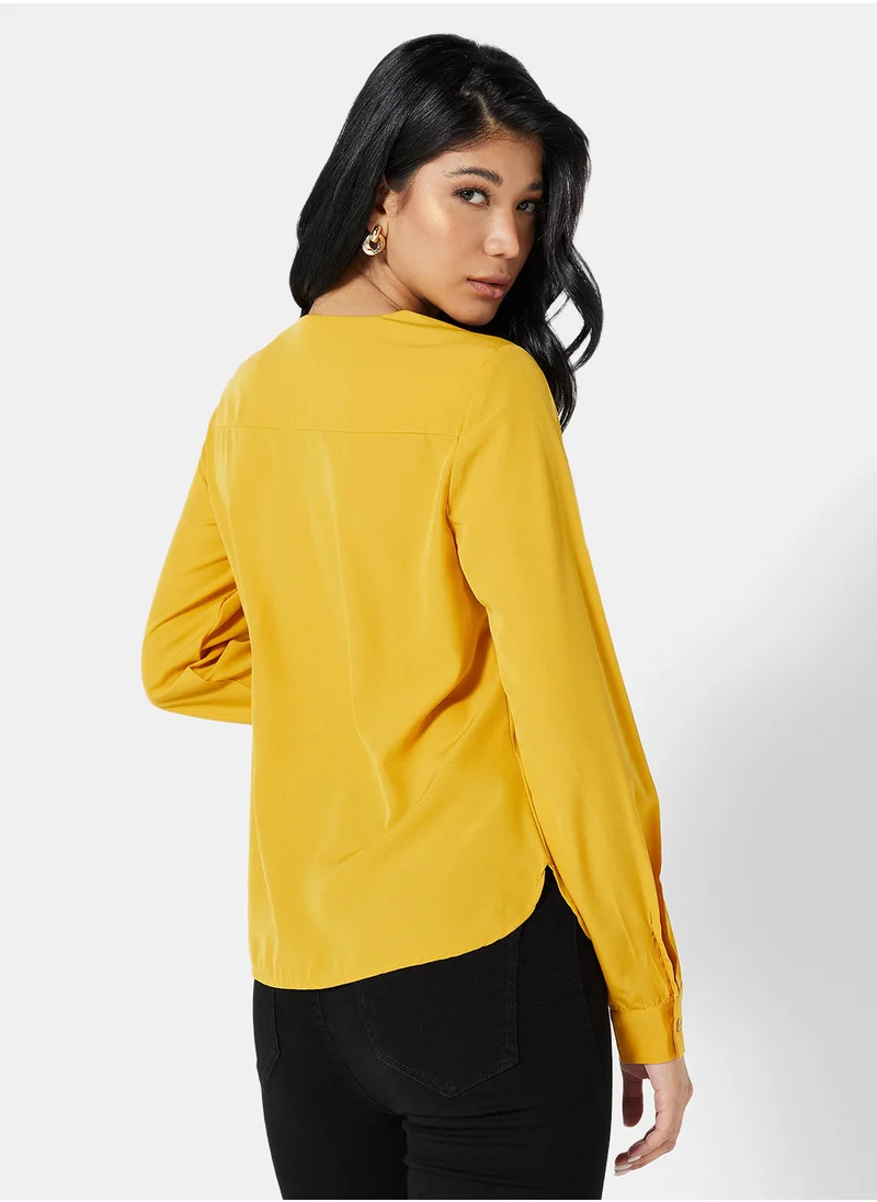 فيرو مودا Solid Notch Neck Blouse