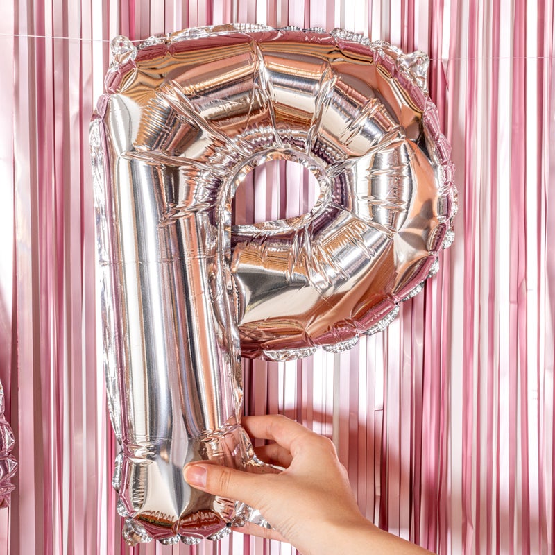 Restaurantware بالون حروف بالونيفاي 16 بوصة، بالون حفلة حرف واحد - حرف P، ذاتي الإغلاق، بالون ميرا الفضي، حلقة تعليق، زينة لعيد الميلاد، الزفاف، أو التخرج - Image 3