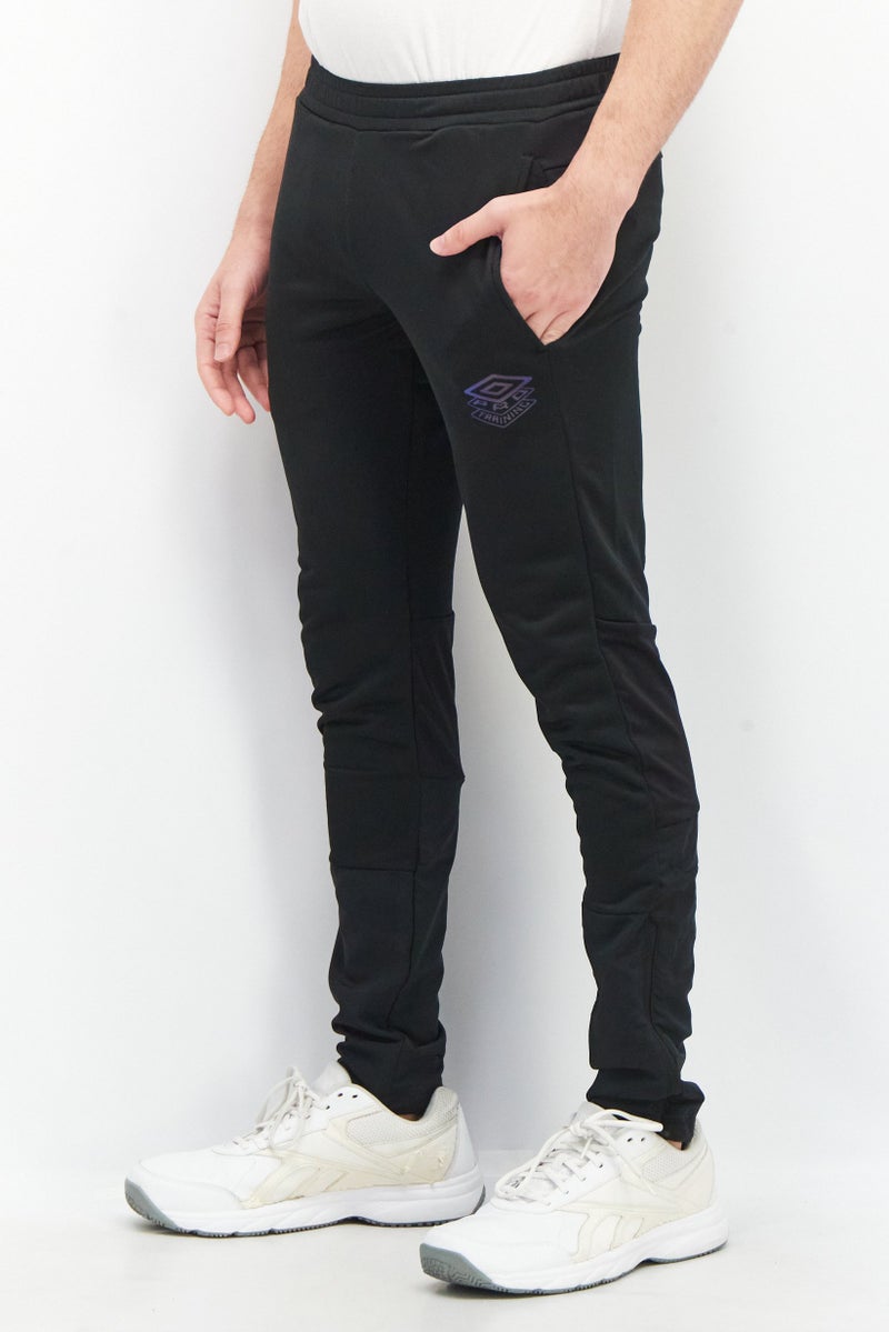 umbro سروال تدريب رياضي للرجال بشعار العلامة التجارية، أسود - Image 3