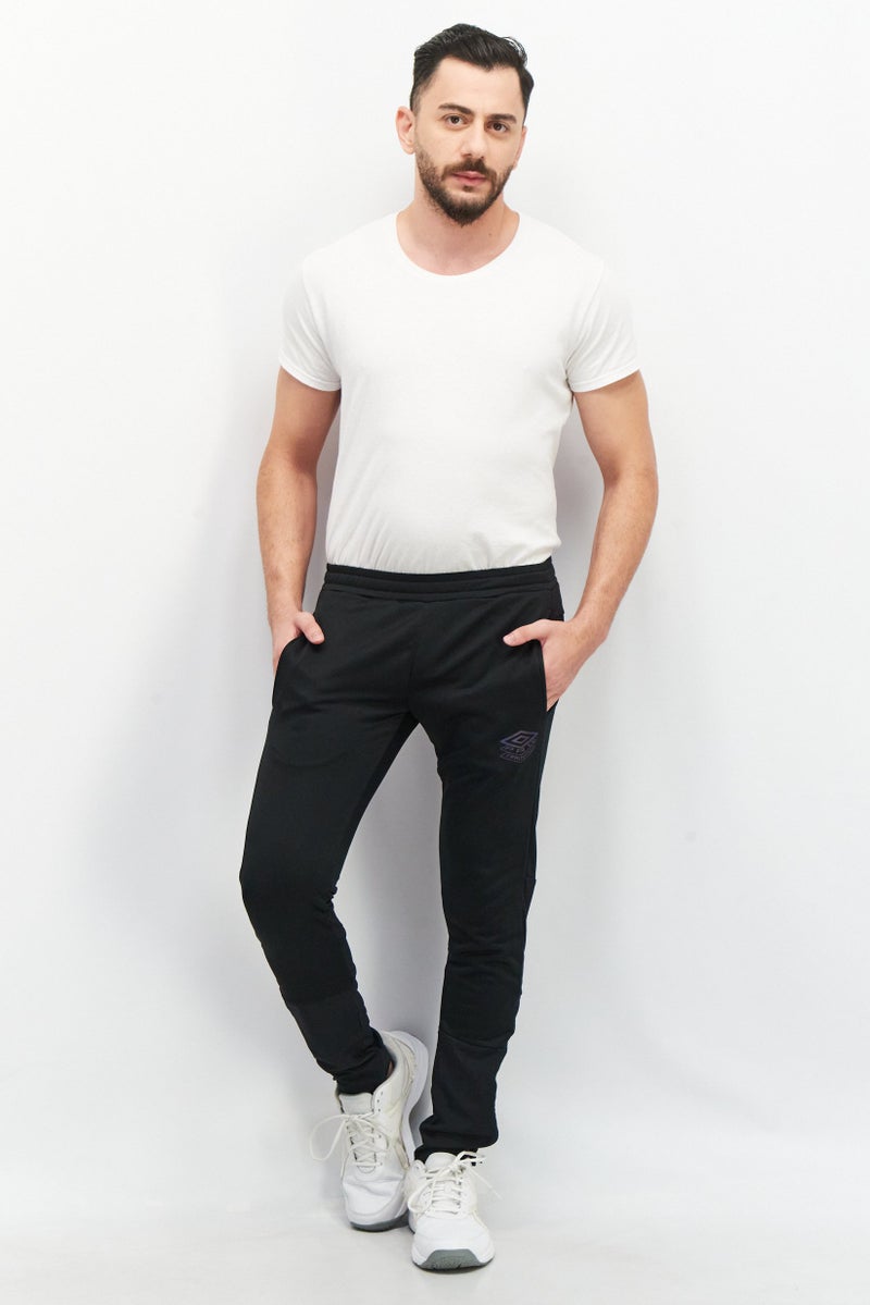 umbro سروال تدريب رياضي للرجال بشعار العلامة التجارية، أسود - Image 2