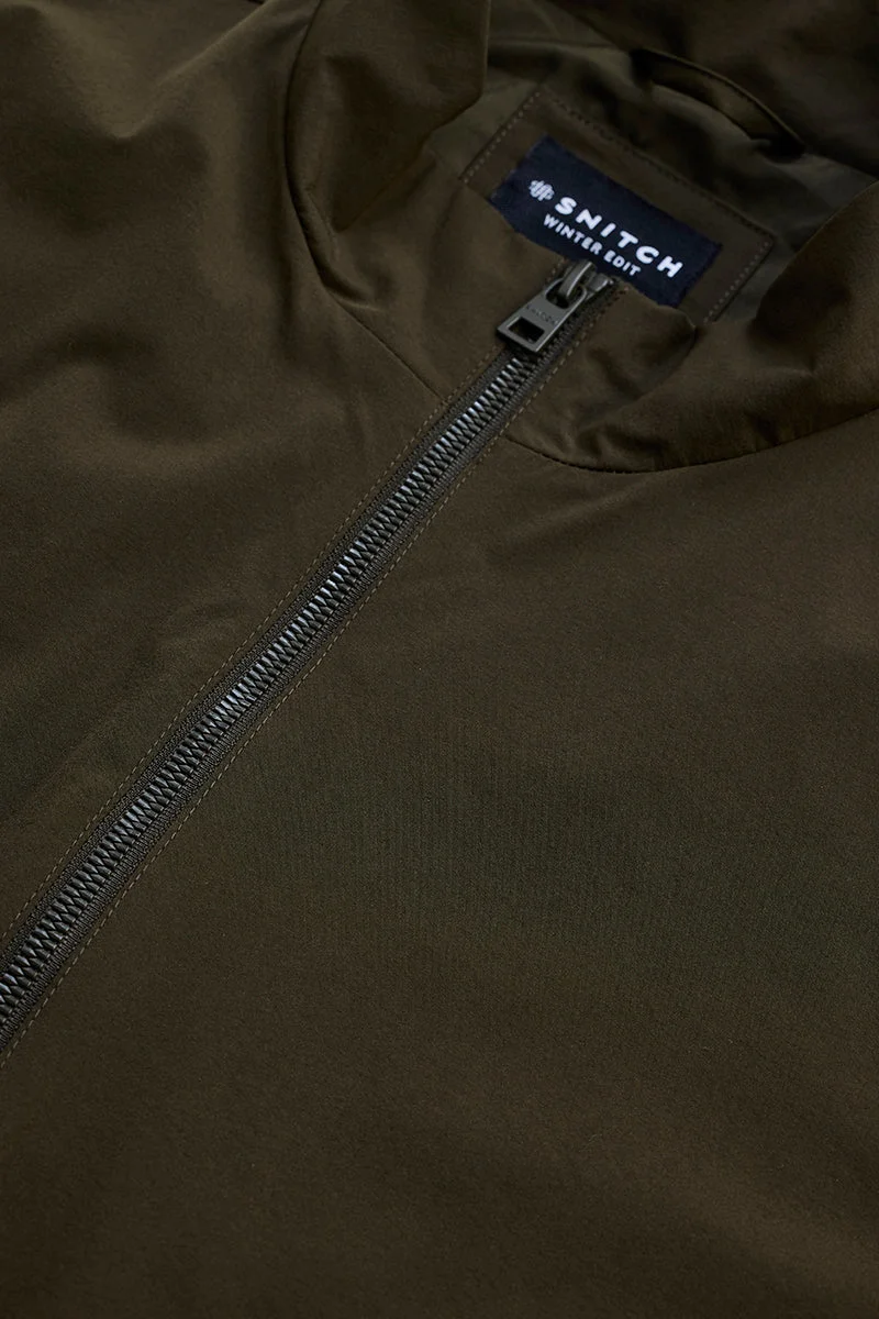 SNITCH جاكيت بومبر برقبة عالية باللون الزيتوني