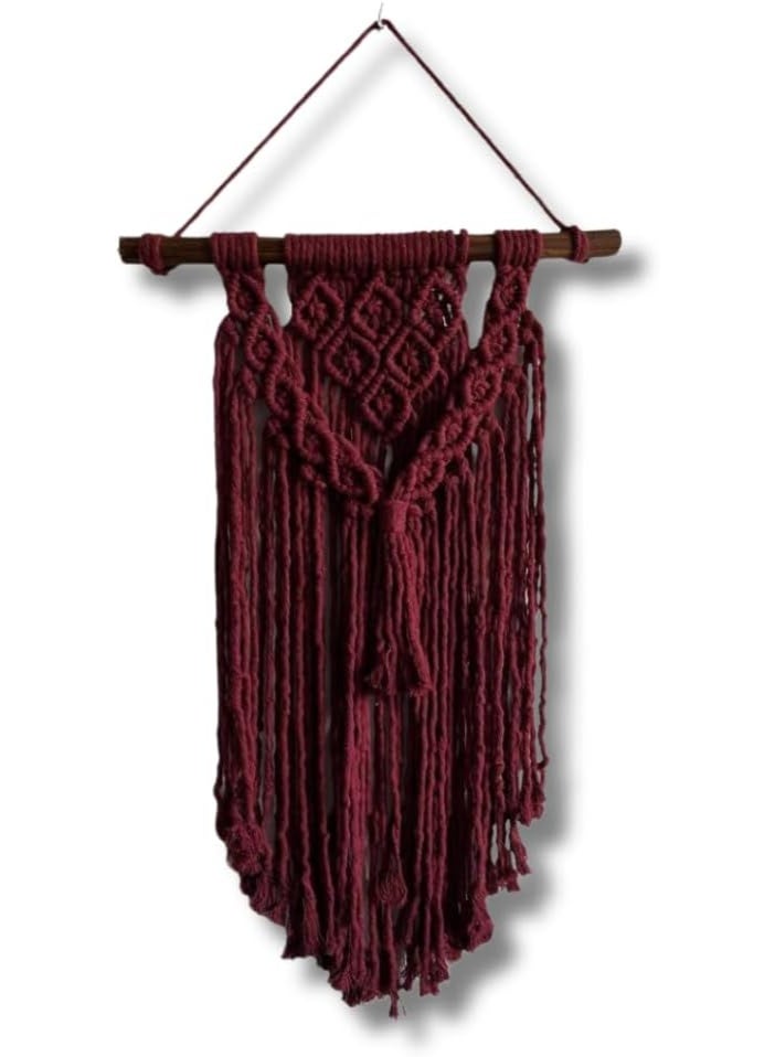 انتيكيانو جدارية حائط مكرمية أنيقة مصنوعة يدويًا من خيوط القطن، بتصميم بوهيمي بسيط يضيف لمسة دفء وجمال لأي مساحة. مثالية لتزيين غرف النوم أو المعيشة أو المداخل، وتعد خيارًا رائعًا كهدية لمحبي الديكور اليدوي والطابع الطبيعي. - Image 1