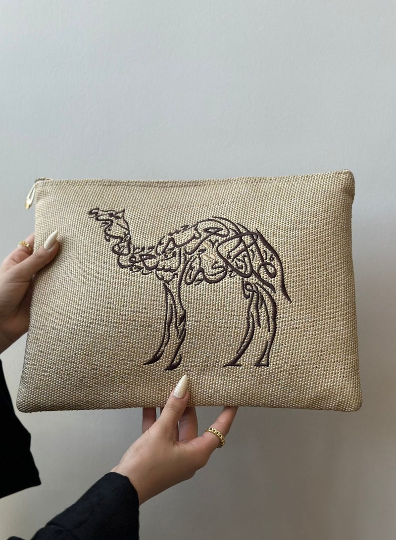 The Camel pouch is suitable for iPad and books with an exclusive and luxurious design - Image 3