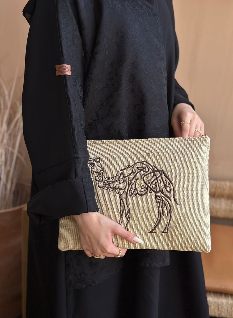 The Camel pouch is suitable for iPad and books with an exclusive and luxurious design - Image 2