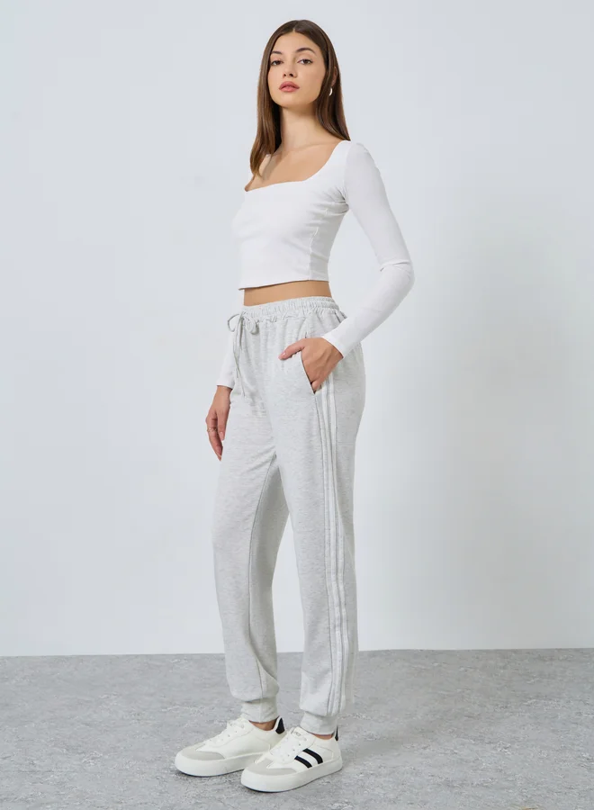 ستايلي جوغر مزين بخط جانبي مع رباط خصر