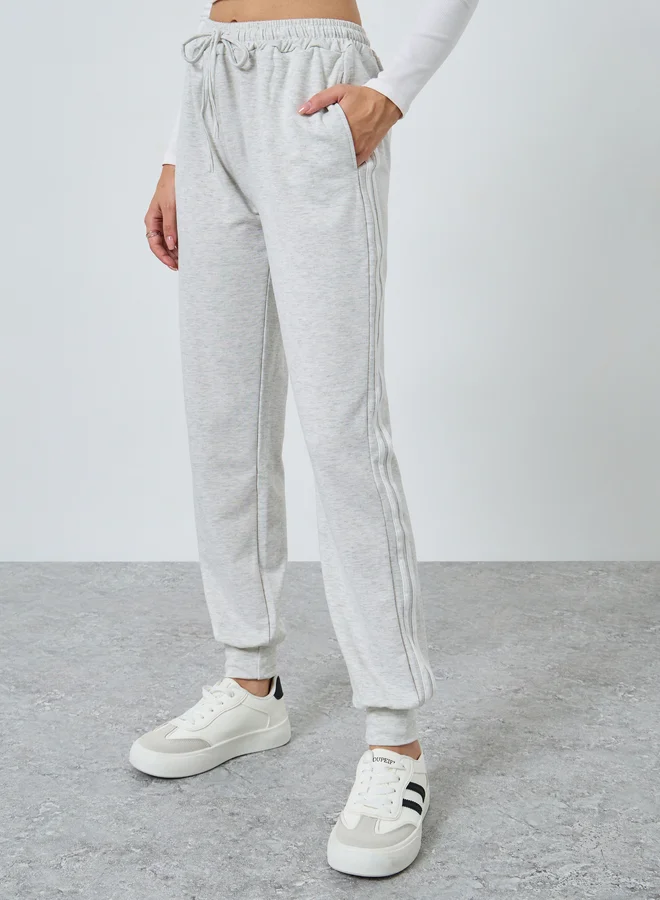 ستايلي جوغر مزين بخط جانبي مع رباط خصر