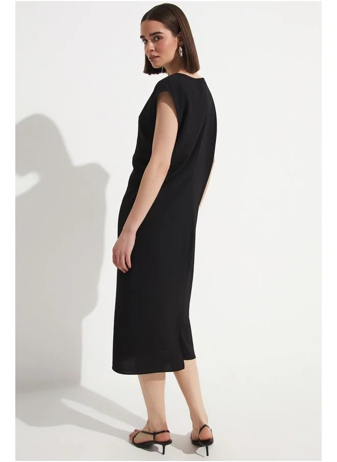 جون June Low Shoulder Straight Cut Dress Black