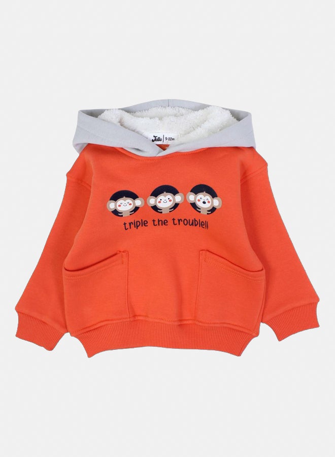 هودي قطن للأولاد – برتقالي بطباعة ثلاثة قرود - Image 2