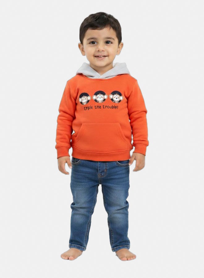 هودي قطن للأولاد – برتقالي بطباعة ثلاثة قرود - Image 1
