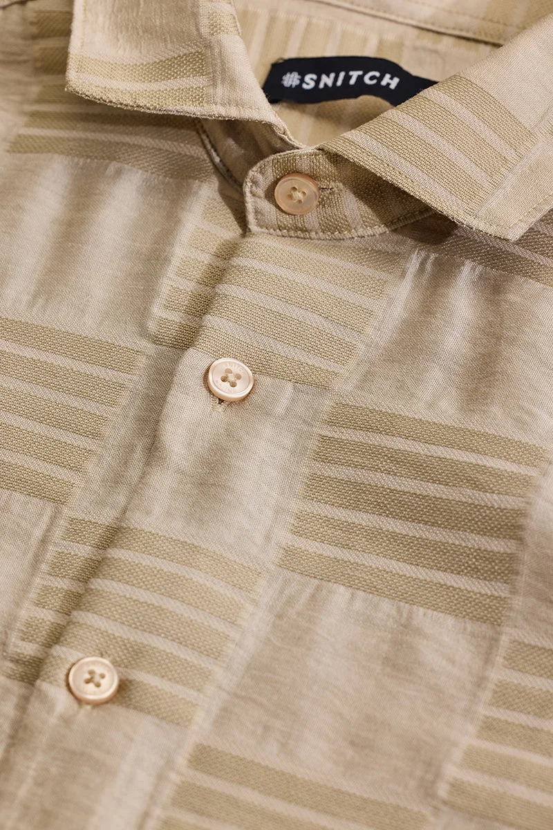 SNITCH قميص بيج بقصة ضيقة بتصميم ذاتي