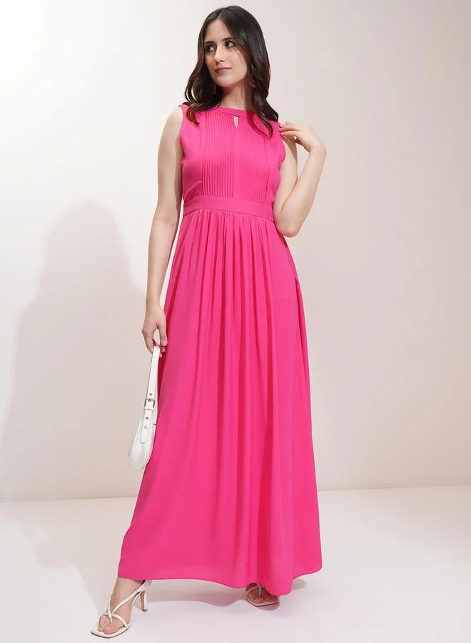 Tokyo Talkies Tokyo Talkies Solid Keyhole Neck Pleated A-Line Maxi Dress
