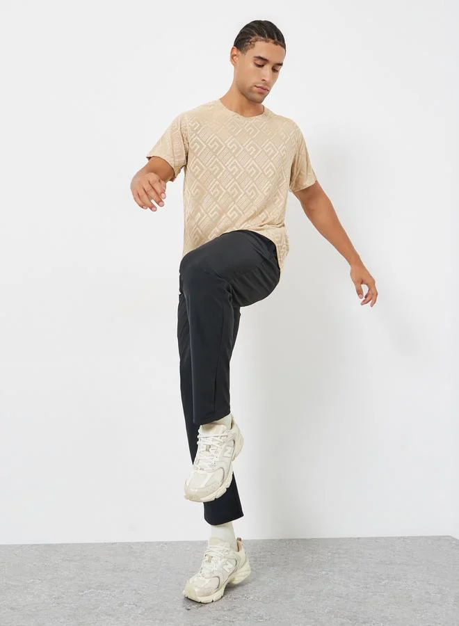 ستايلي اكتيف تيشيرت رياضي سريع الجفاف بطبعة هندسية