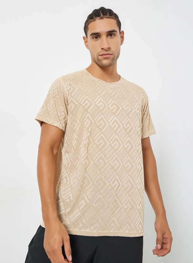 ستايلي اكتيف تيشيرت رياضي سريع الجفاف بطبعة هندسية