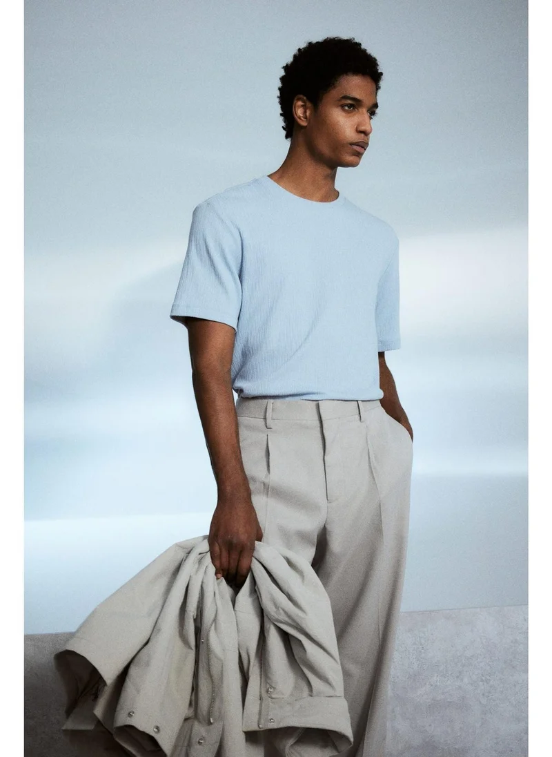 اتش اند ام تيشيرت بقصة عادية بنقش بارز