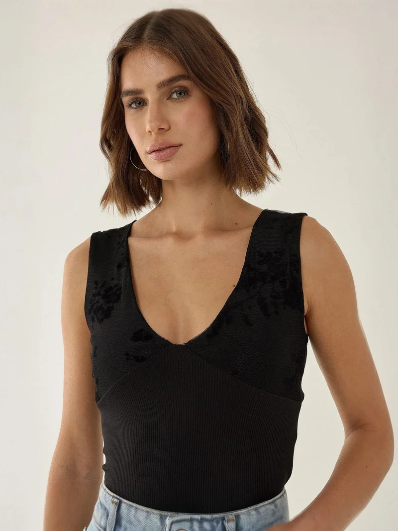 هيكاب بلوزة قصيرة بياقة على شكل حرف  وتفاصيل دانتيل