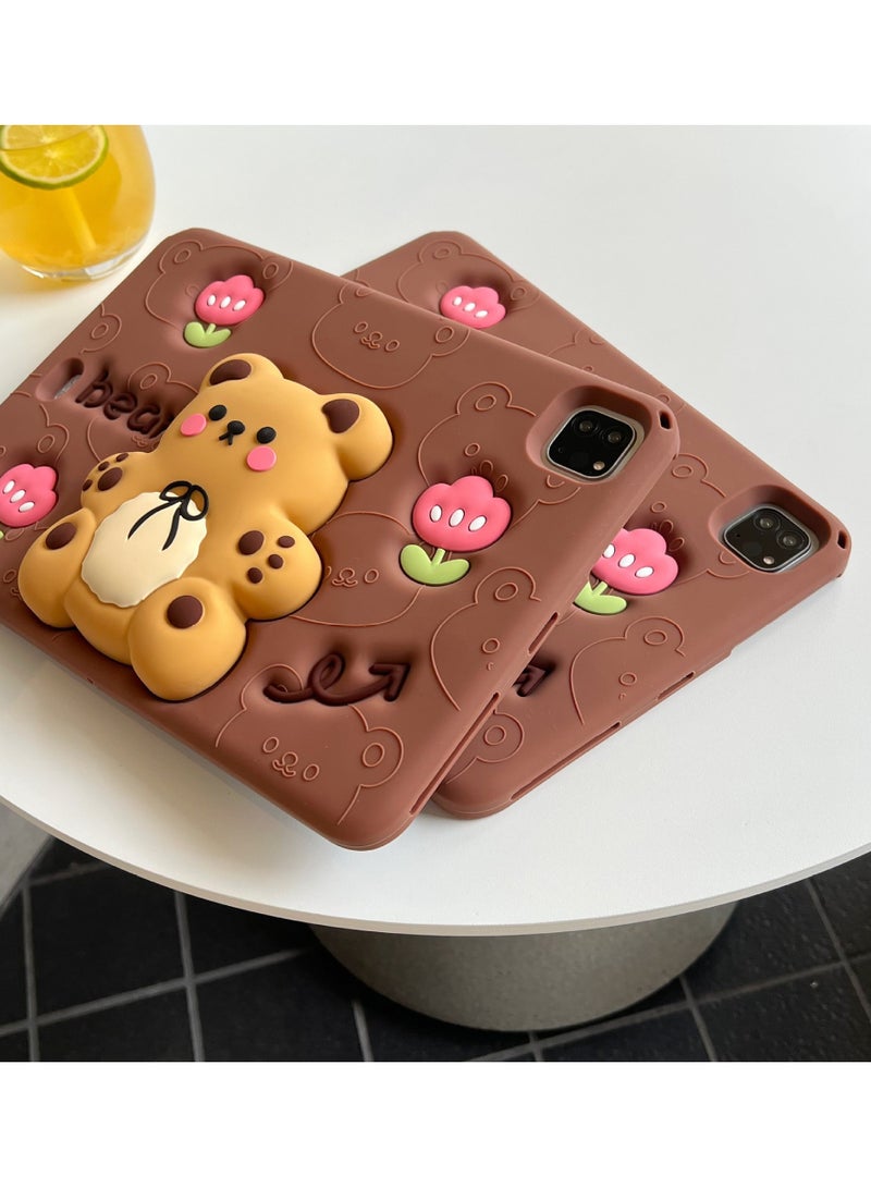 عام غطاء أطفال لآيباد 10.2 بوصة (الأجيال 7/8/9) - تصميم كرتوني ثلاثي الأبعاد على شكل دب كايوت من السيليكون الناعم، مزود بحامل قائم وحزام كتف، مناسب للأولاد والبنات. - Image 3